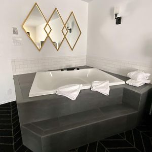 1 King Bed Hot Tub Fireplace Non Smoking